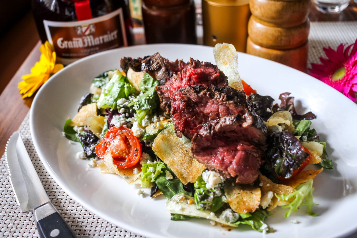 Black and blue steakhouse salad