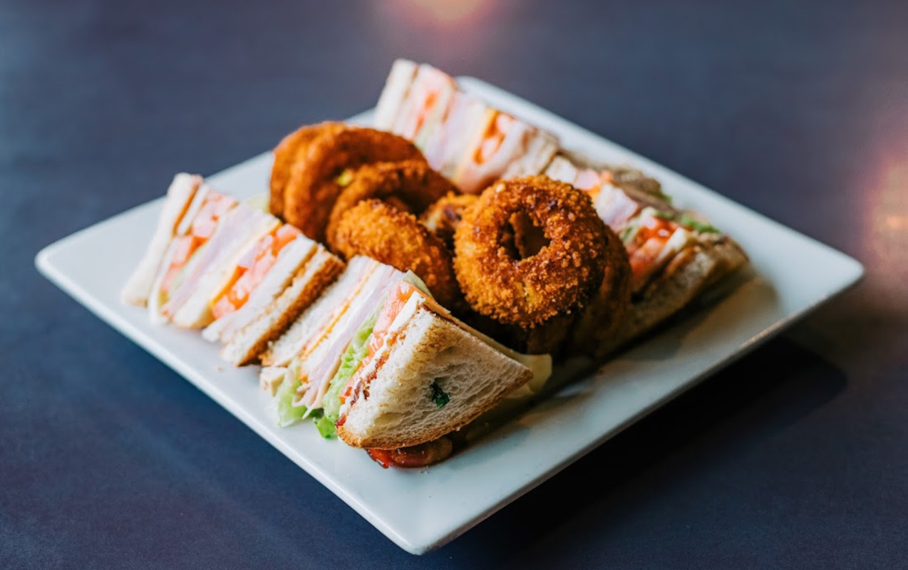 Small sandwiches and onion rings
