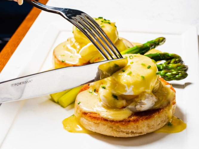 The Statler’s lobster-topped Oscar Benedict, served with a side of asparagus.