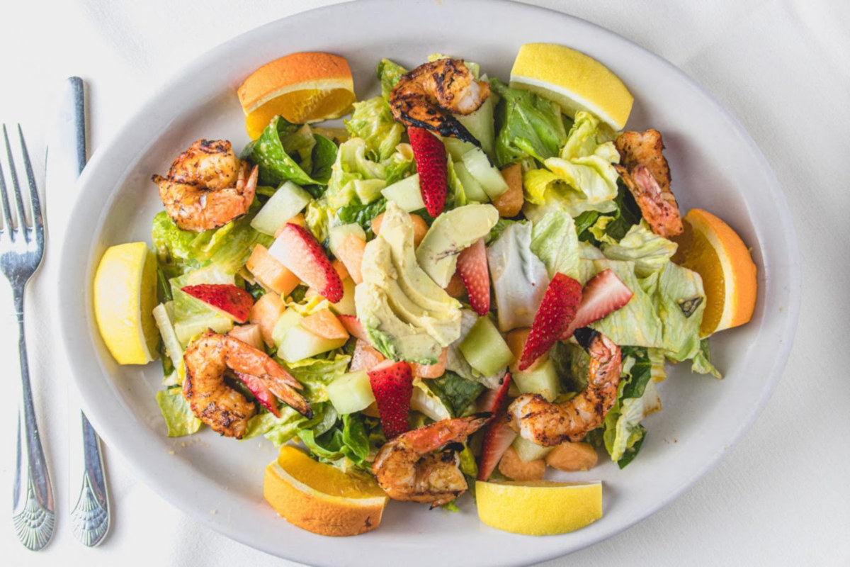 Shrimps with mixed salad and fruit