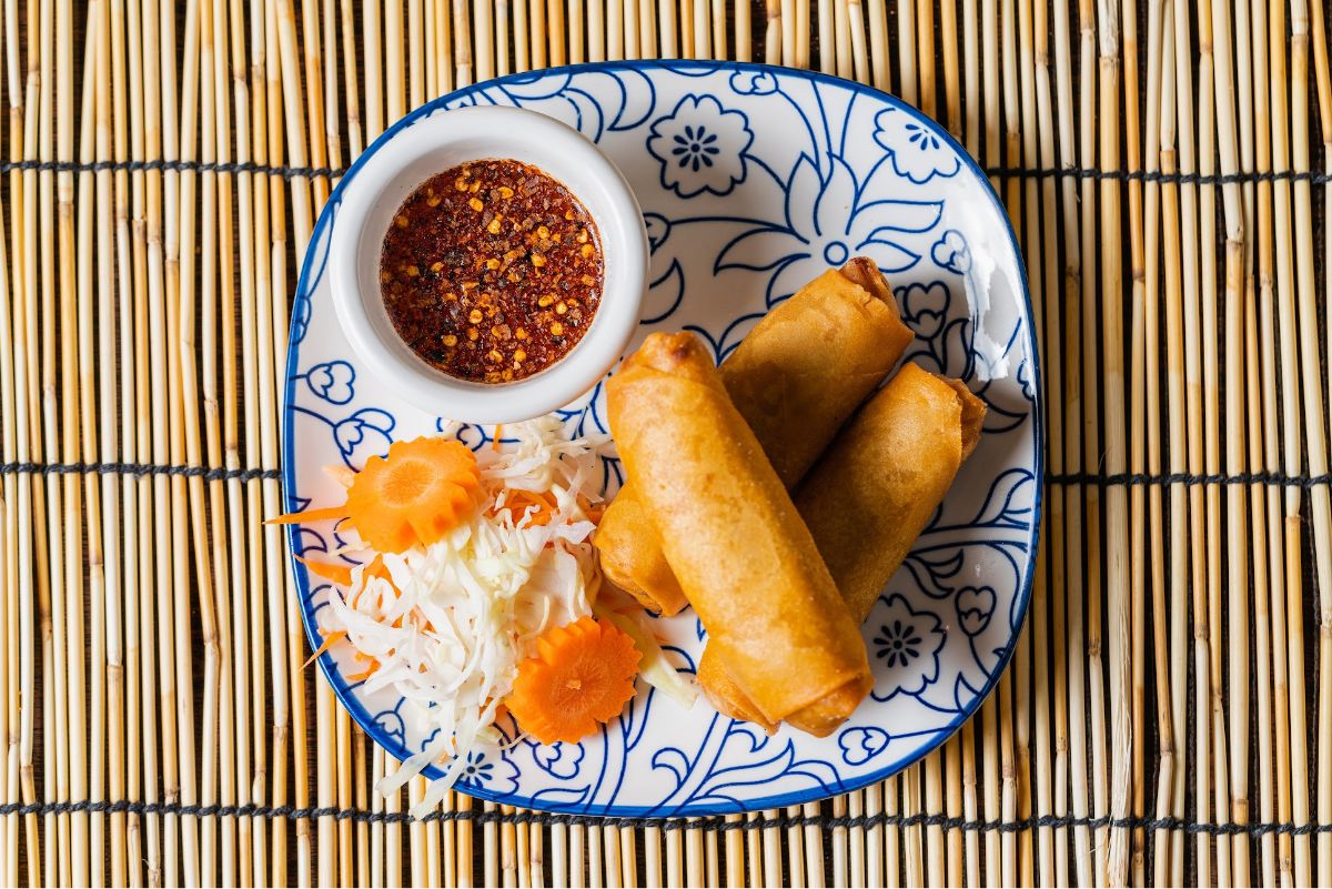 Spring rolls with spicy dipping