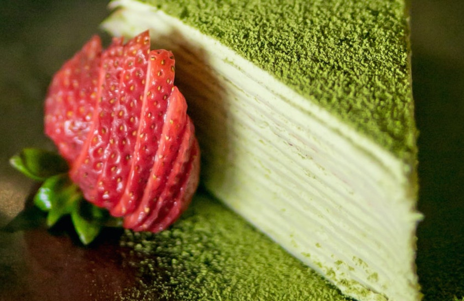 Green Tea Crêpe Cake with strowberry