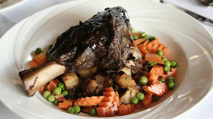 Lamb knuckle with peas and carrots