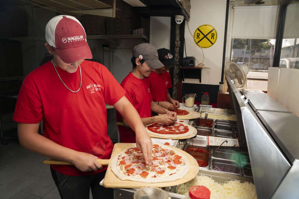 employee prepare pizza
