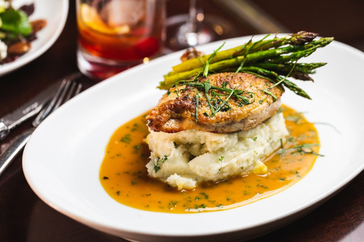 Grilled chicken with mashed potatoes and asparagus