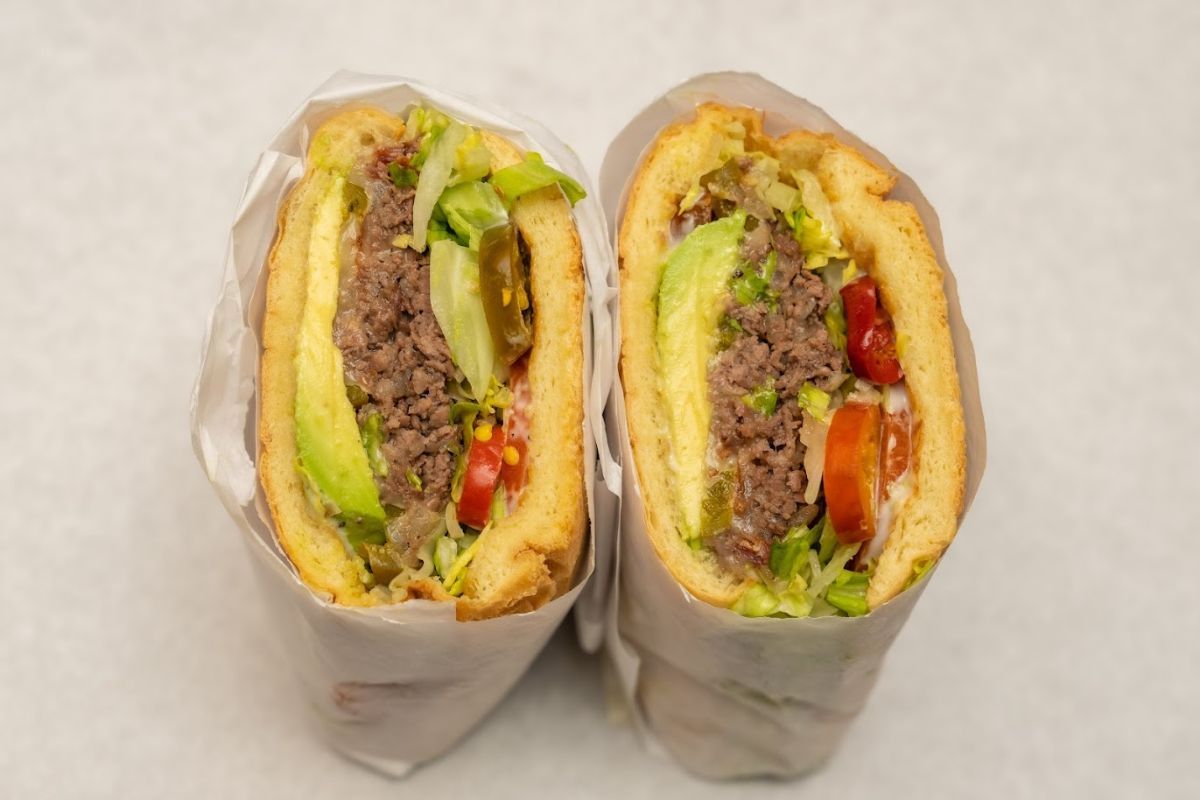 Cheesesteak with tomatoes, lettuce and jalapenos