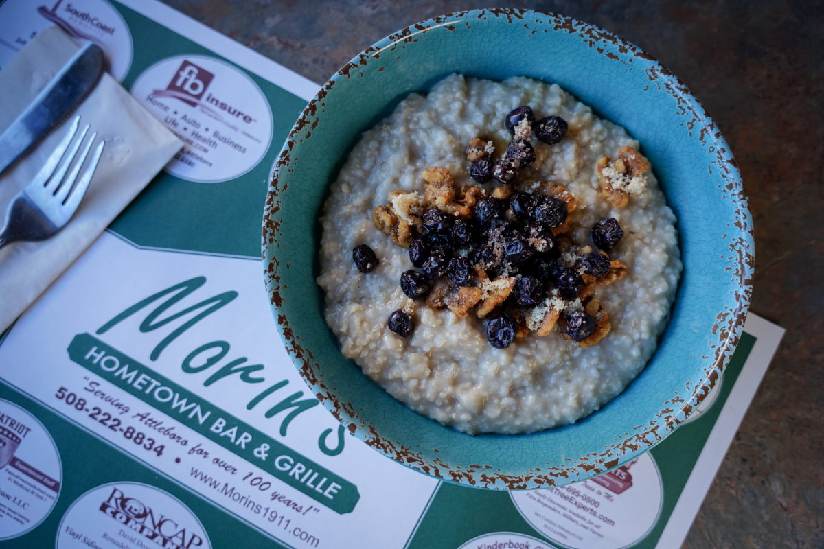 Oatmeal with blueberries and pecans