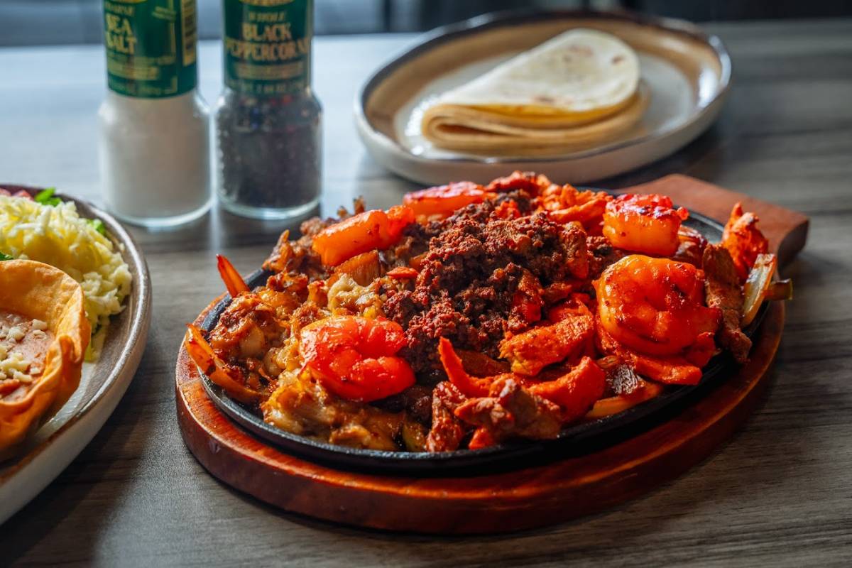 Fajitas Texanas served on a table with a tortilla plate