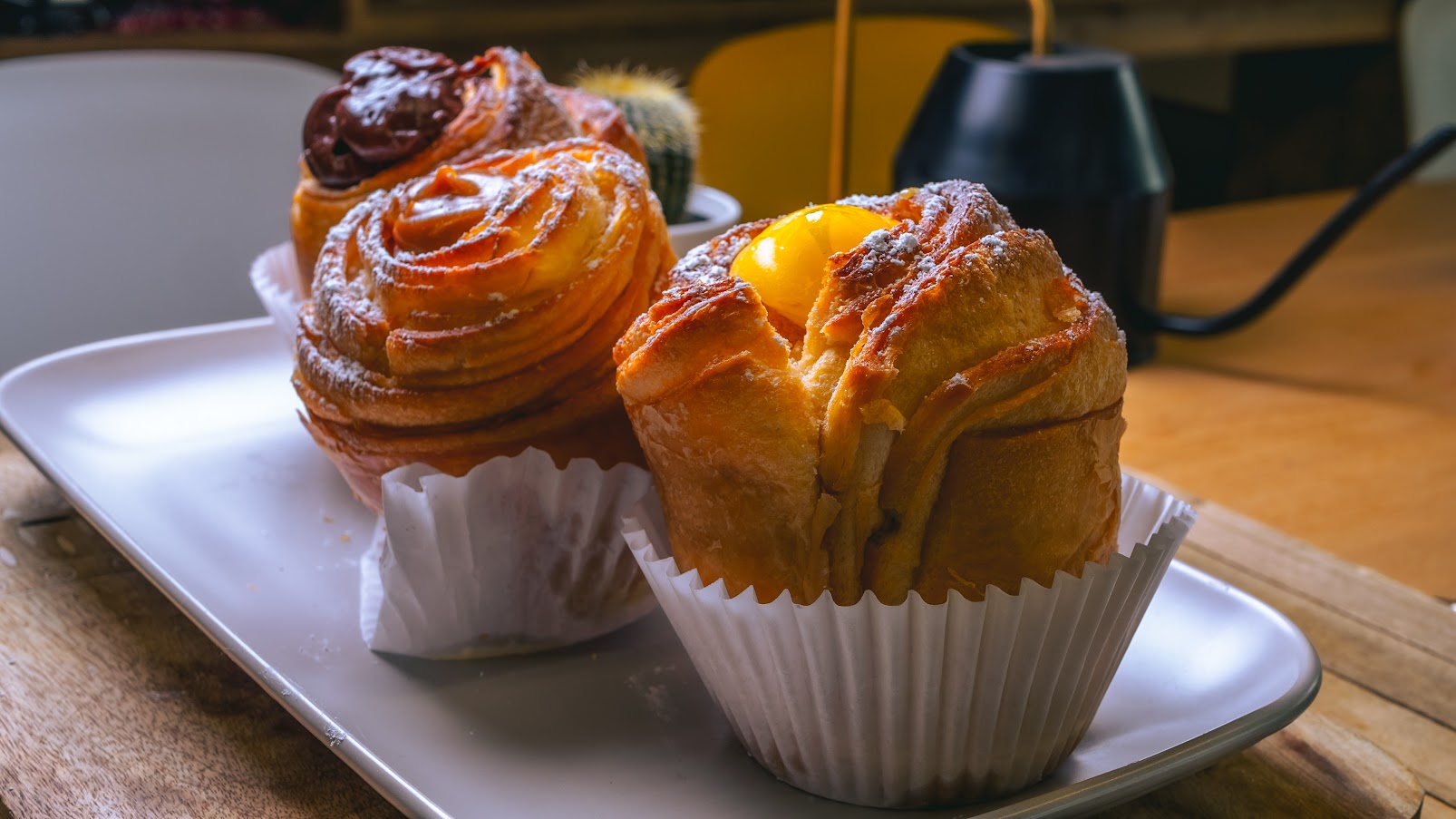 Cinnamon roll plate