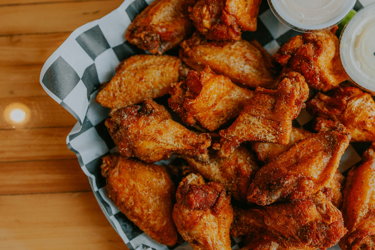 Fried wings, Served