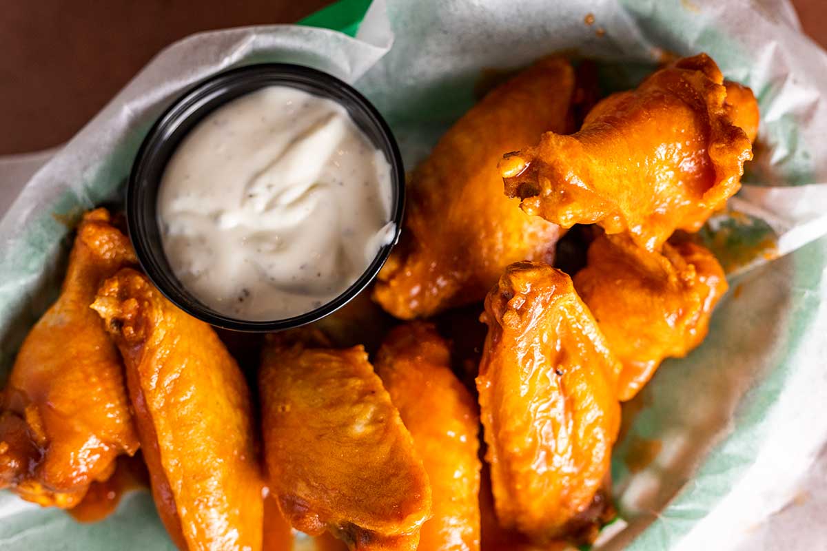 Buffalo chicken wings with dressing