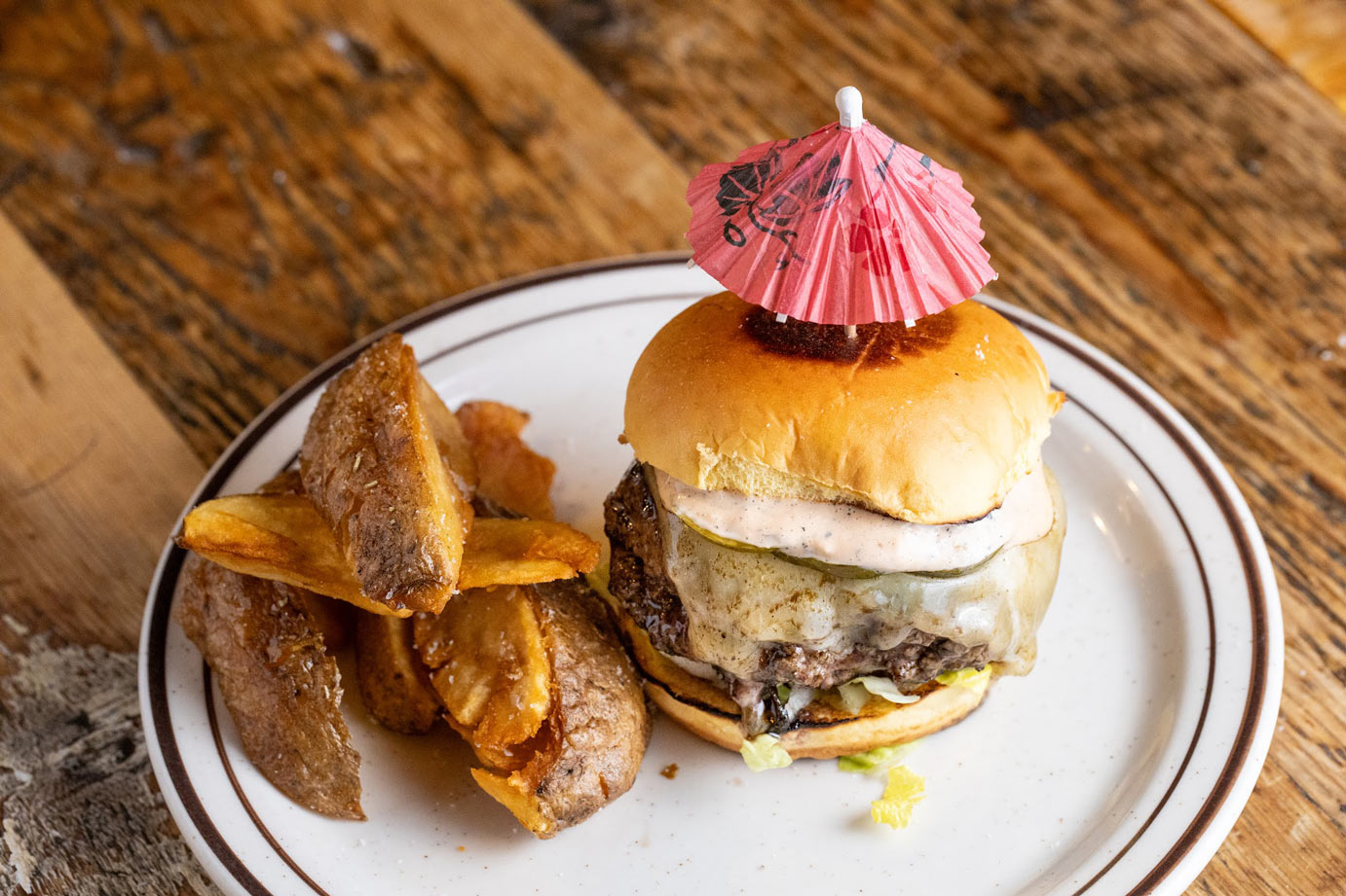 burger and potato on the plate