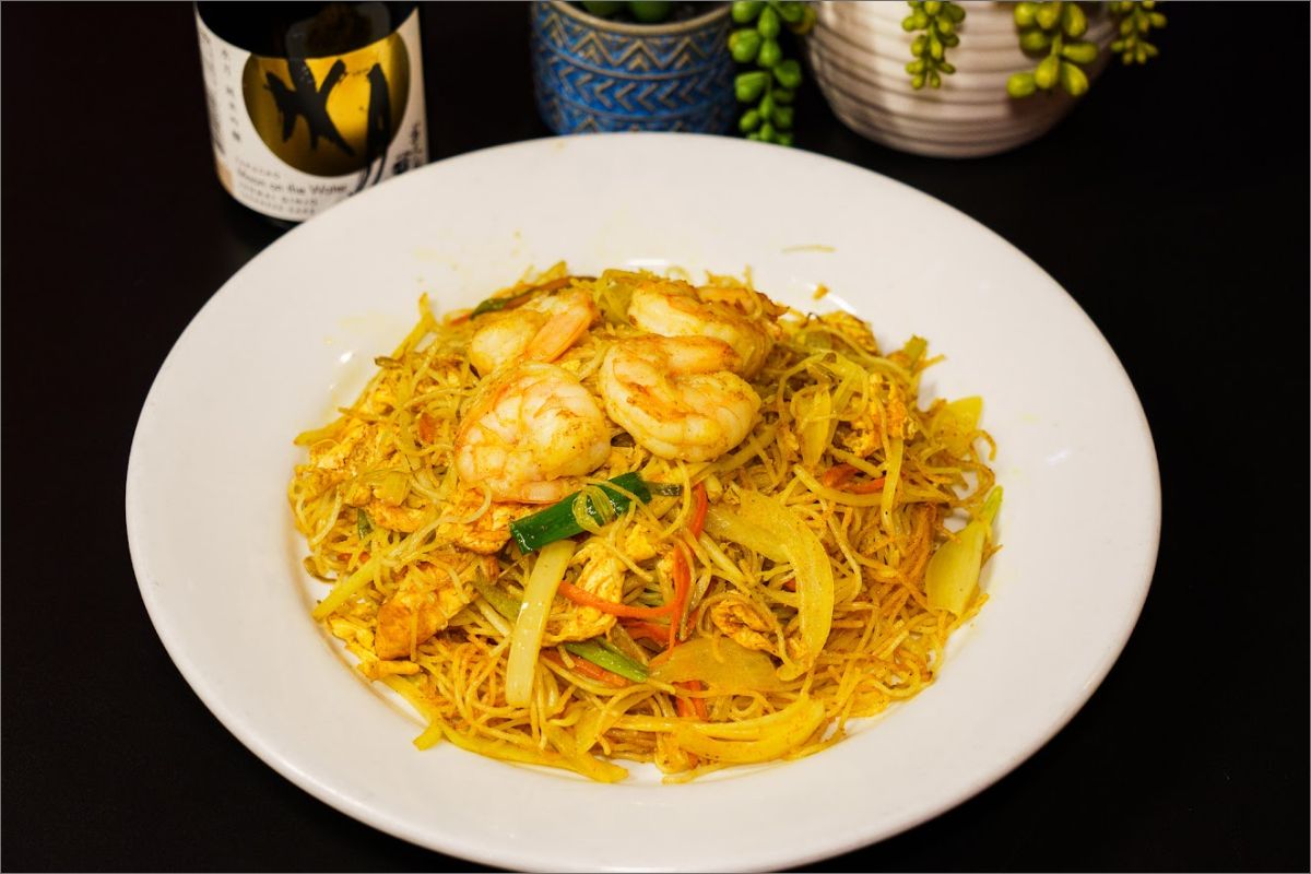  Stir fried noodles, with shrimp, and sauteed vegetables