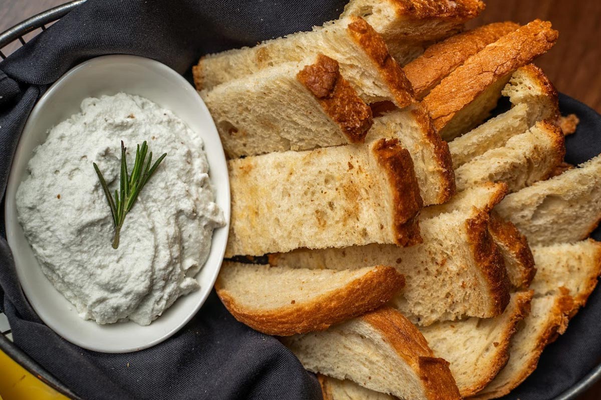Toasted bread with cream cheese