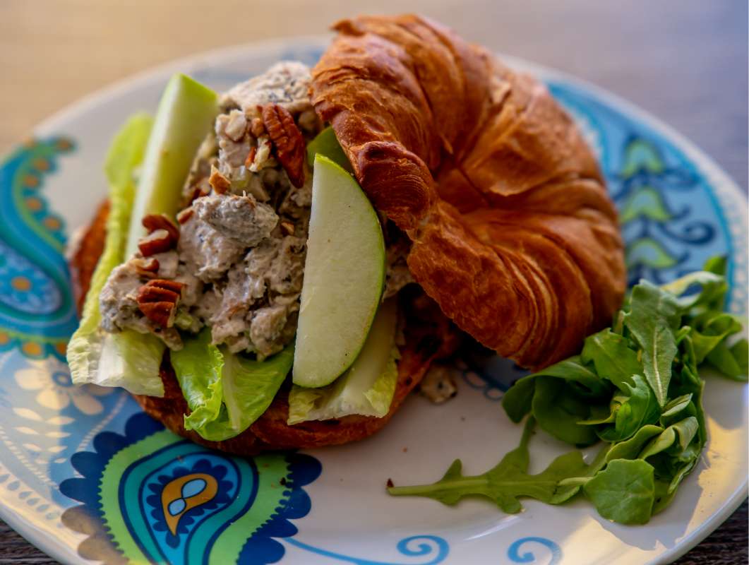 starvingartistcafe757.com