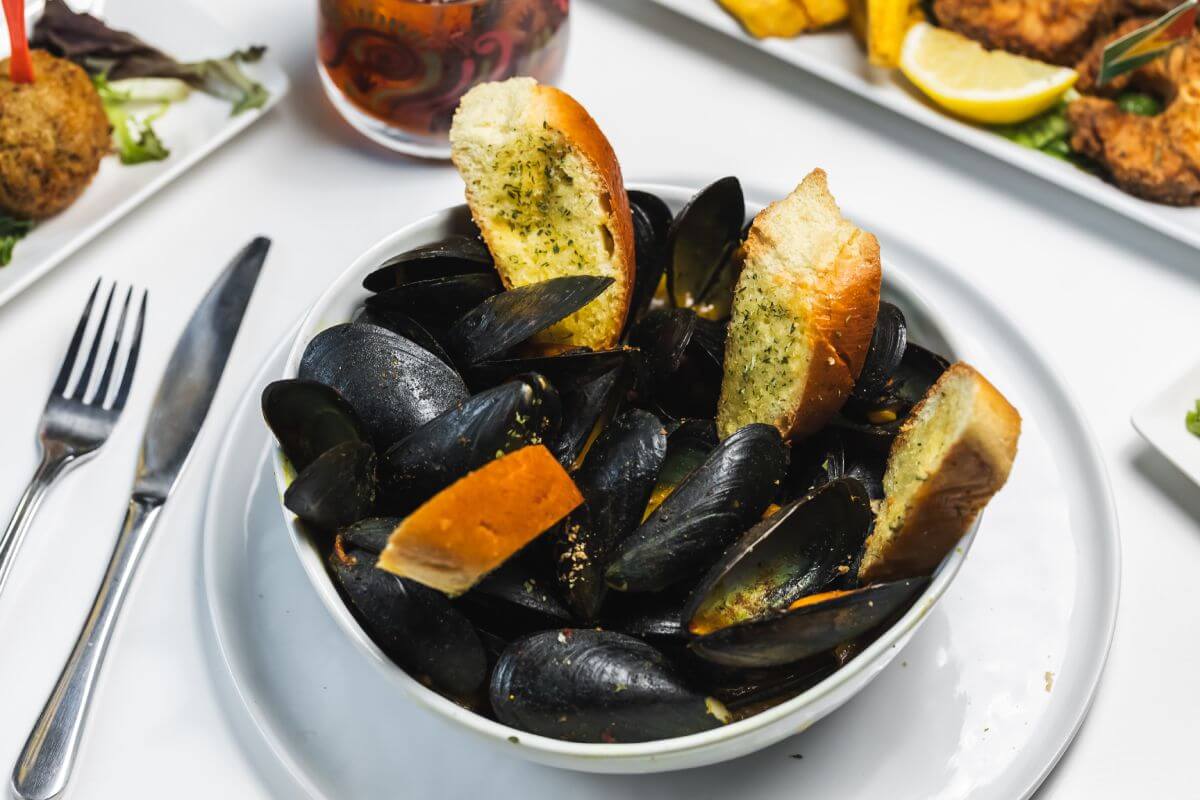 Plate with mussels