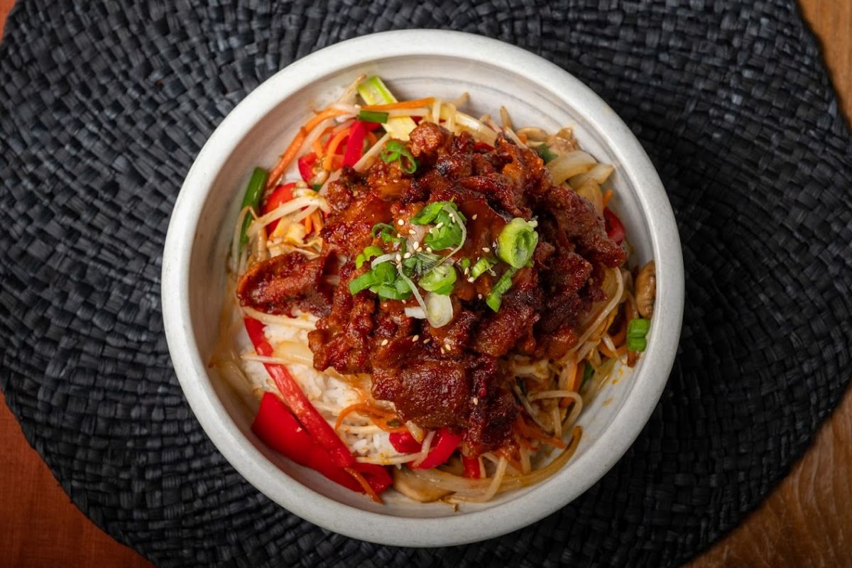 Rice bowl, with marinated meat and mixed vegetables