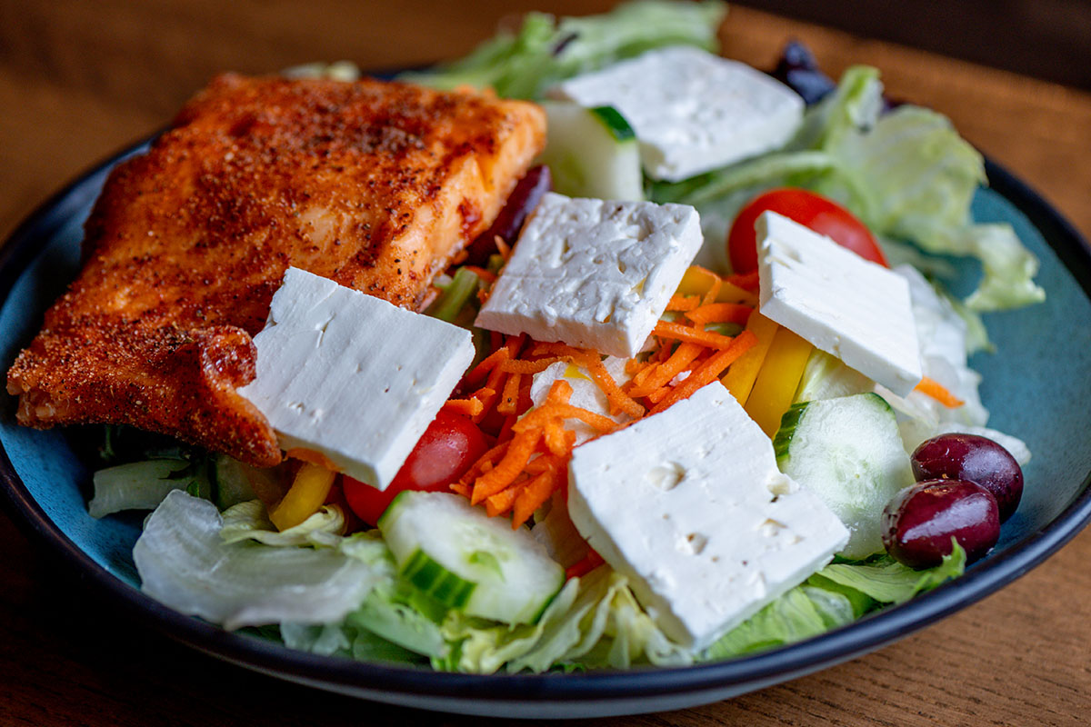 Greek salad w_salmon