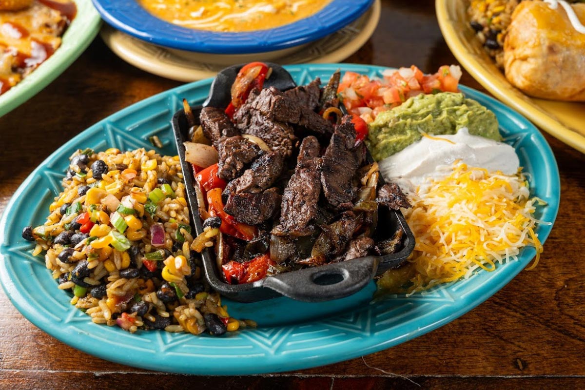 Angle view of the steak plate arrangement on the table