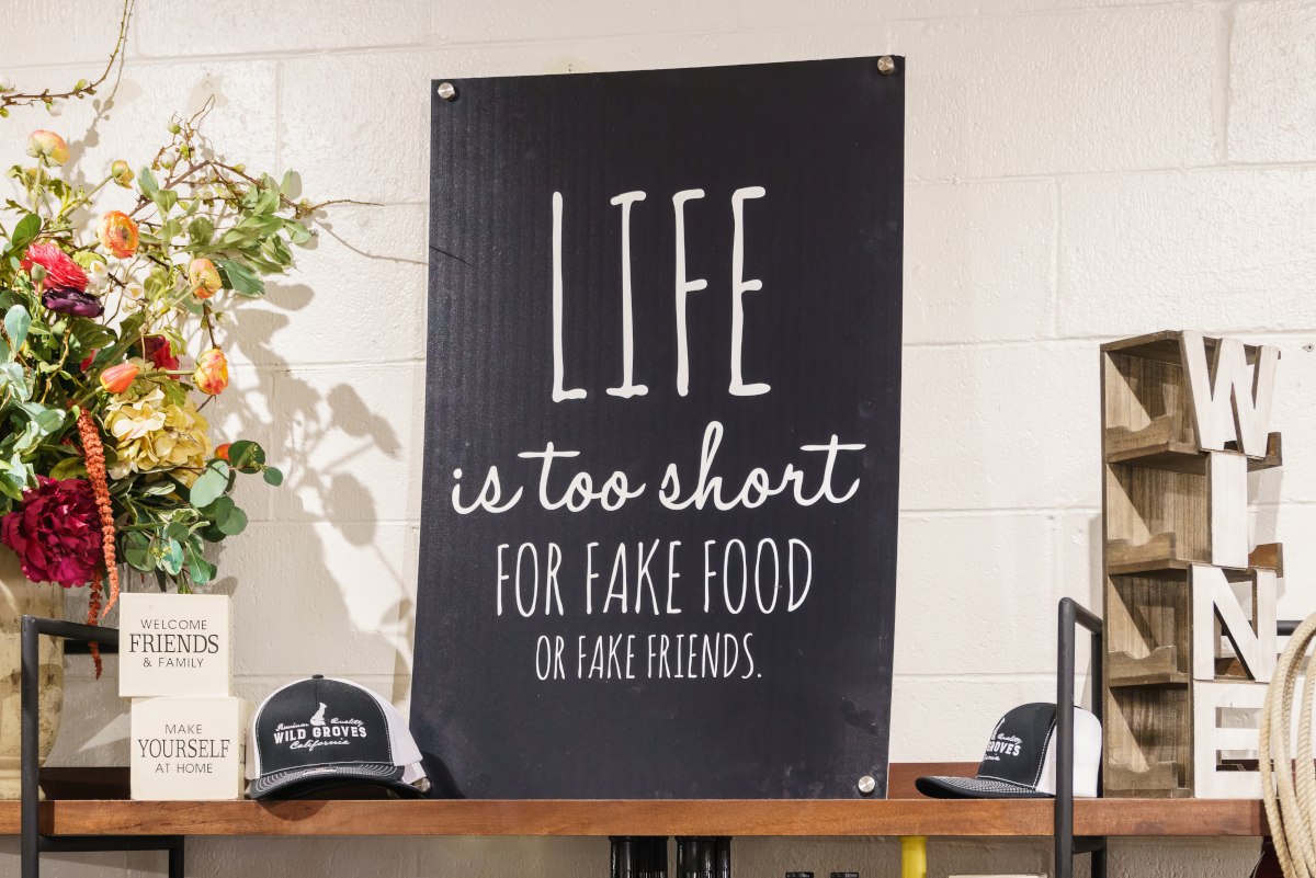 Board with the following inscription: The life is too short for fake food and fake friends
