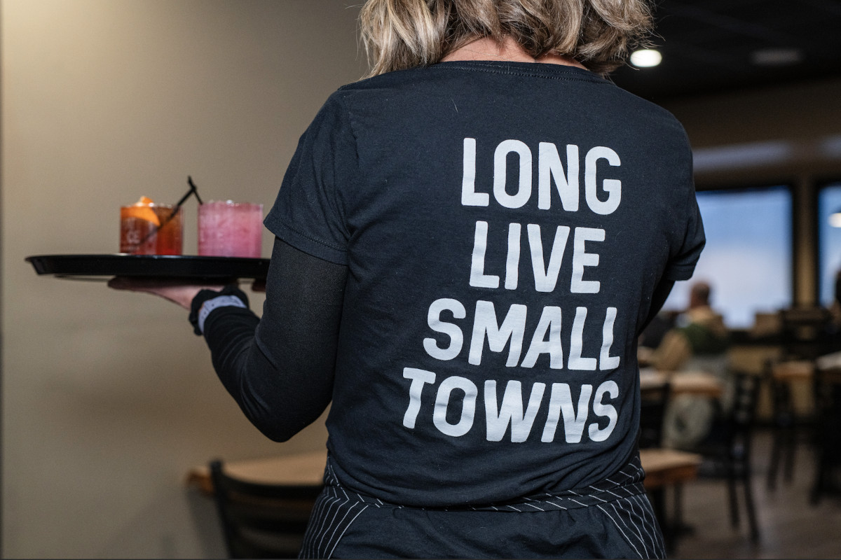 Restaurant employee carrying drinks