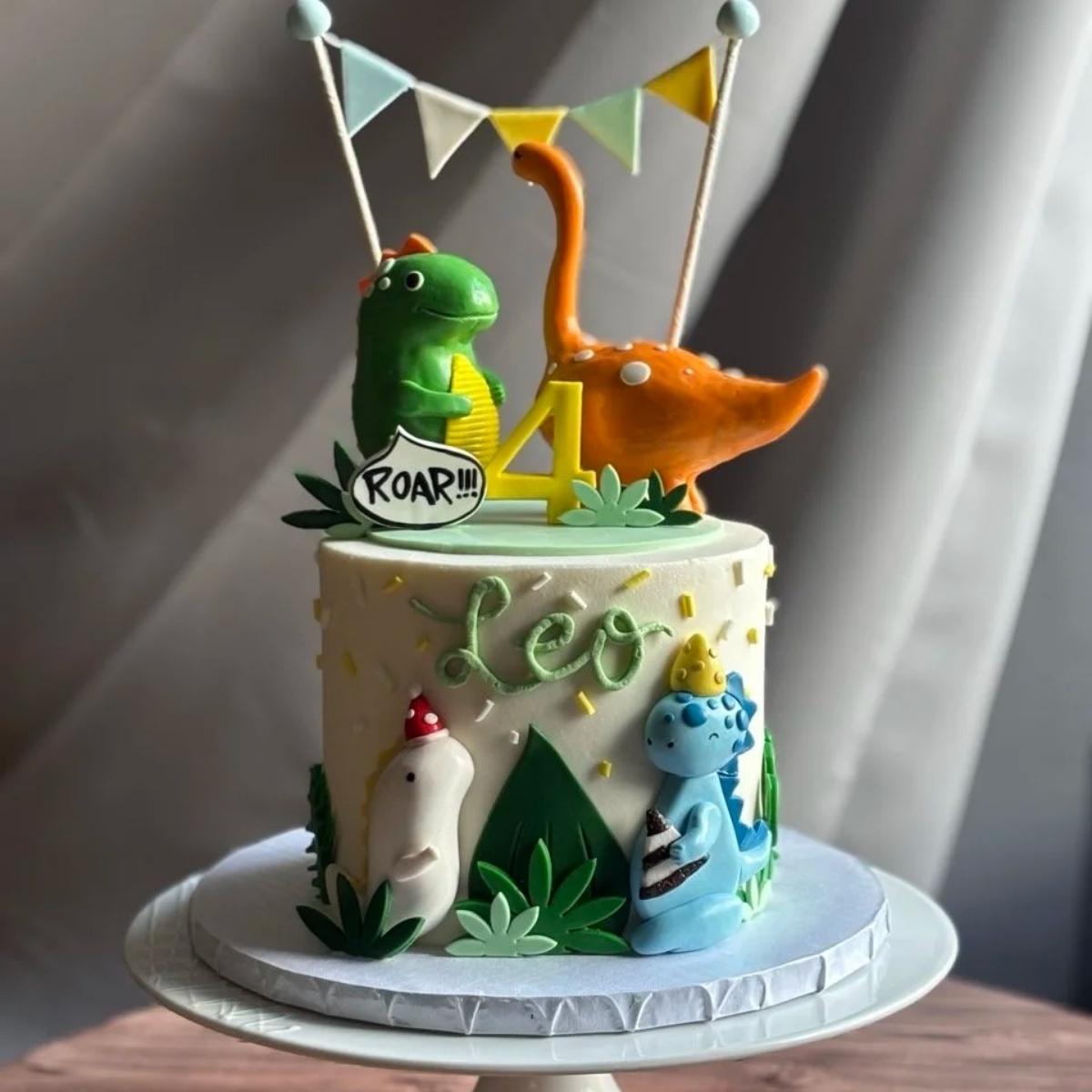 Roaring dino cake
