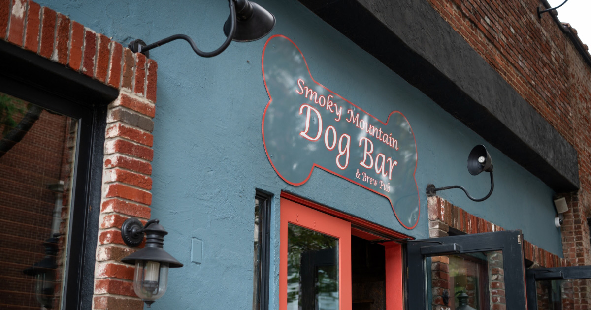 Smoky Mountain Dog Bar logo