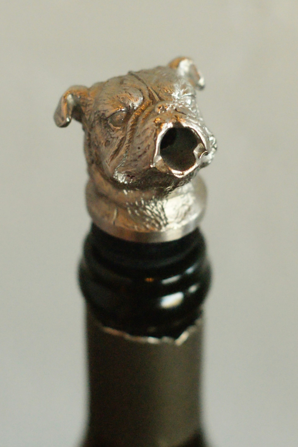 Bulldog wine pourer