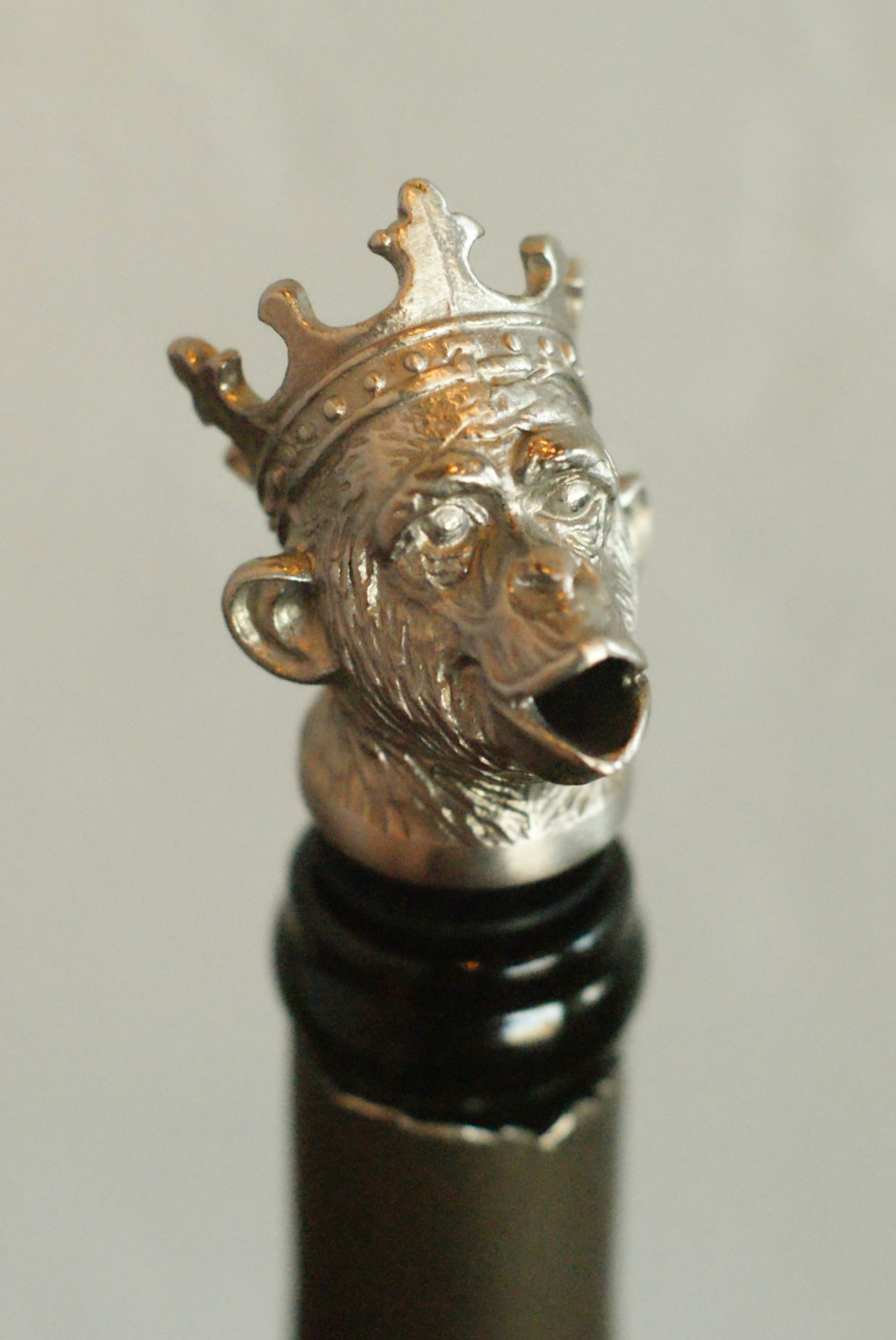 Chimpanzee King wine pourer