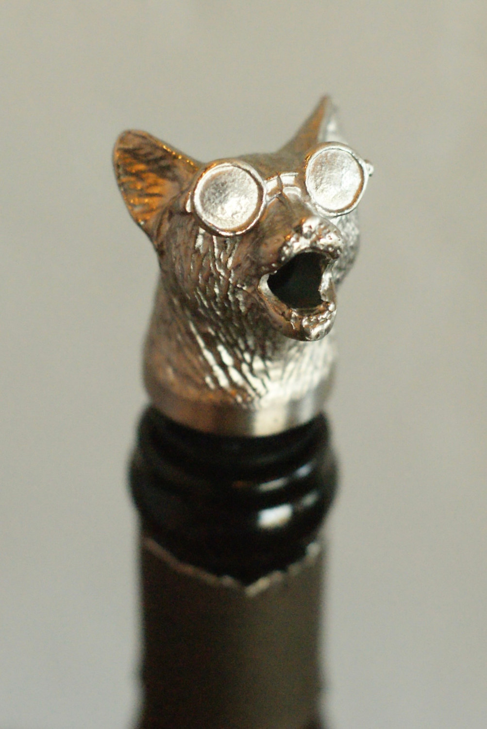 Cool Cat wine pourer