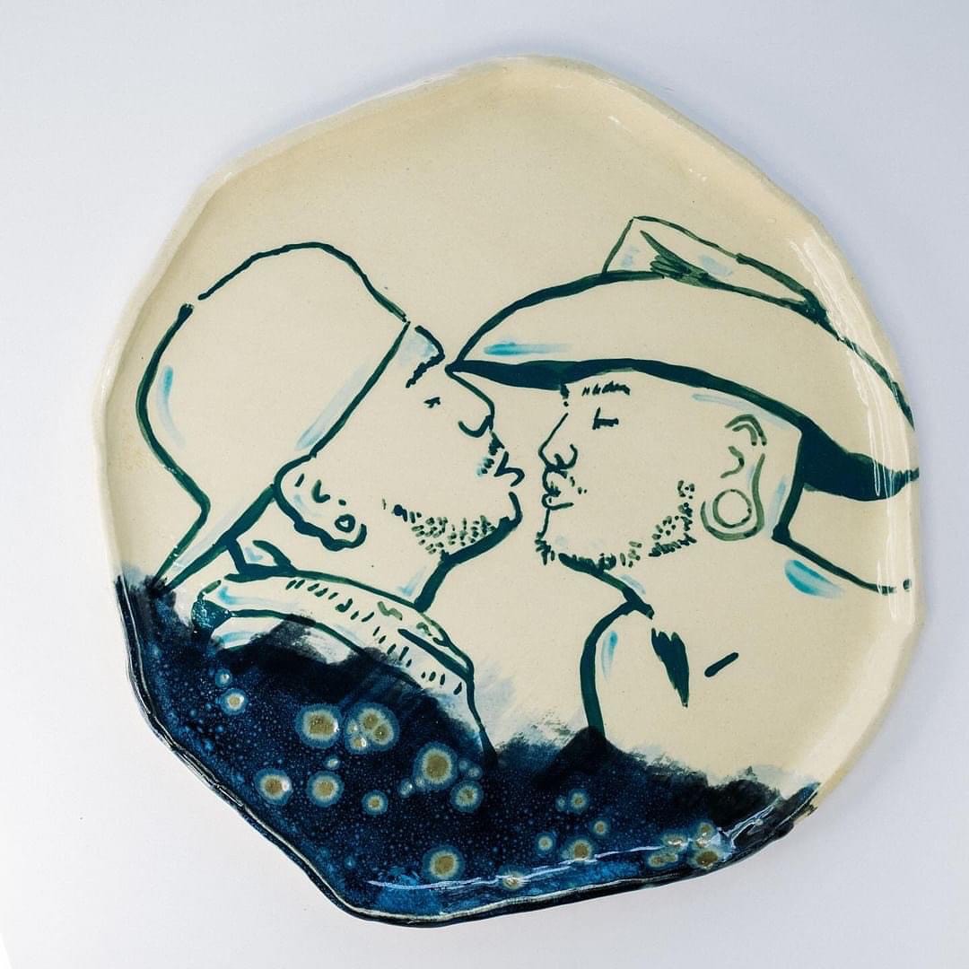 Plate with two men kissing