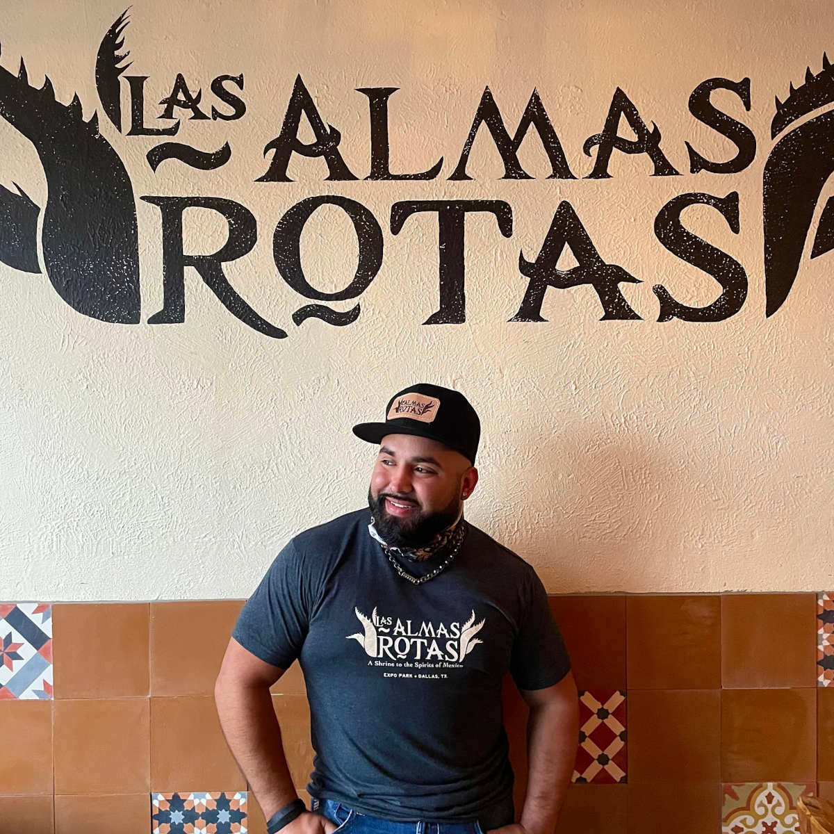 A person is wearing a Las Almas Rotas t-shirt