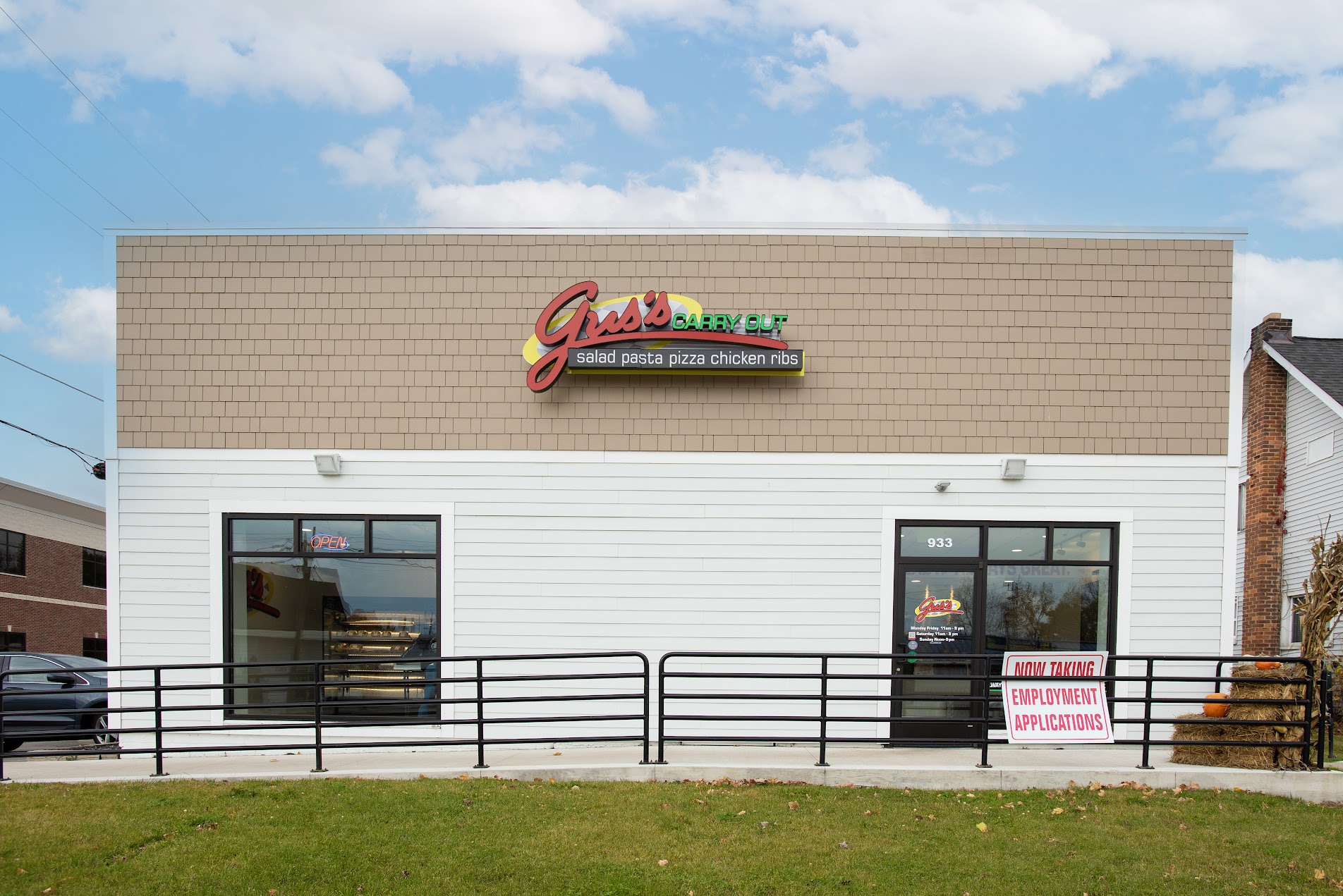 Gus's Carry Out Walled Lake location