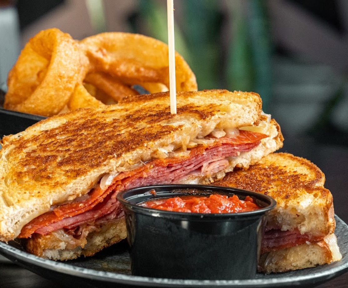 Boulder's Bar & Grill