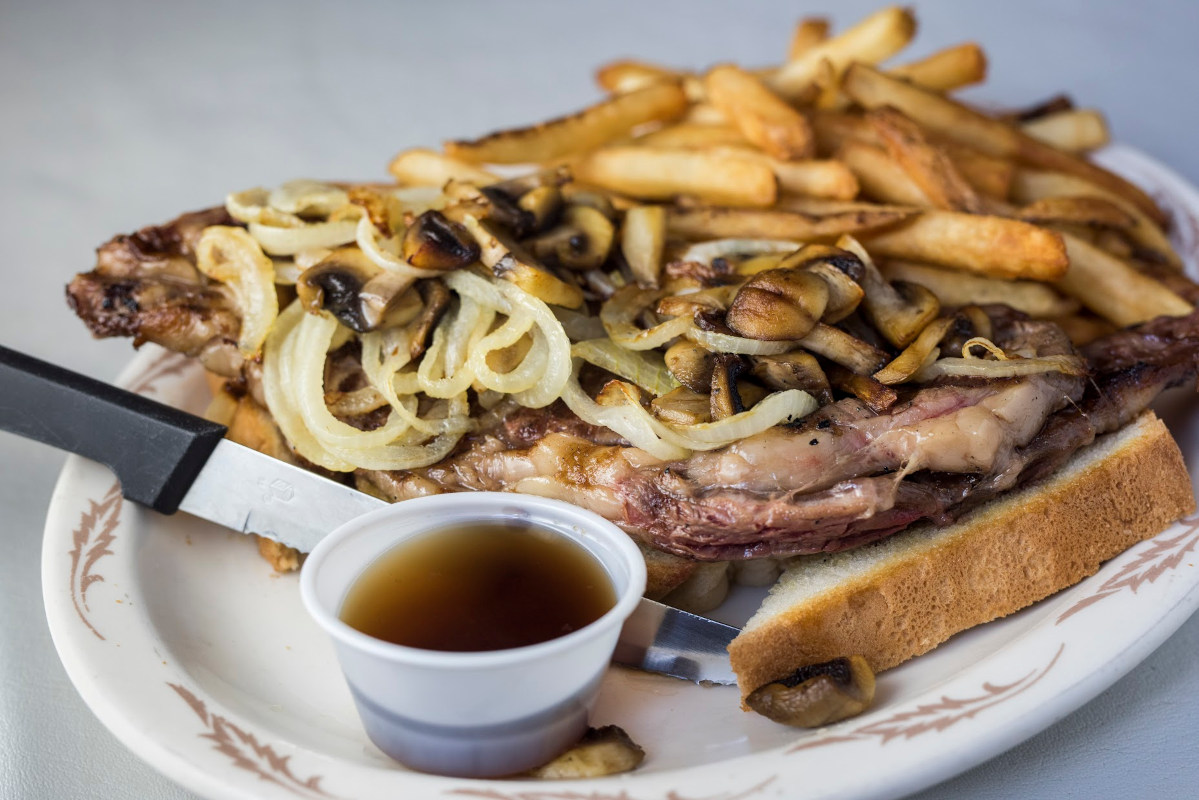 Grilled sliced meat, fries and dip