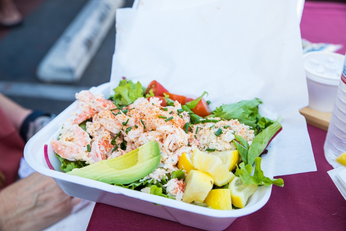 Salad with shrimps and vegetables