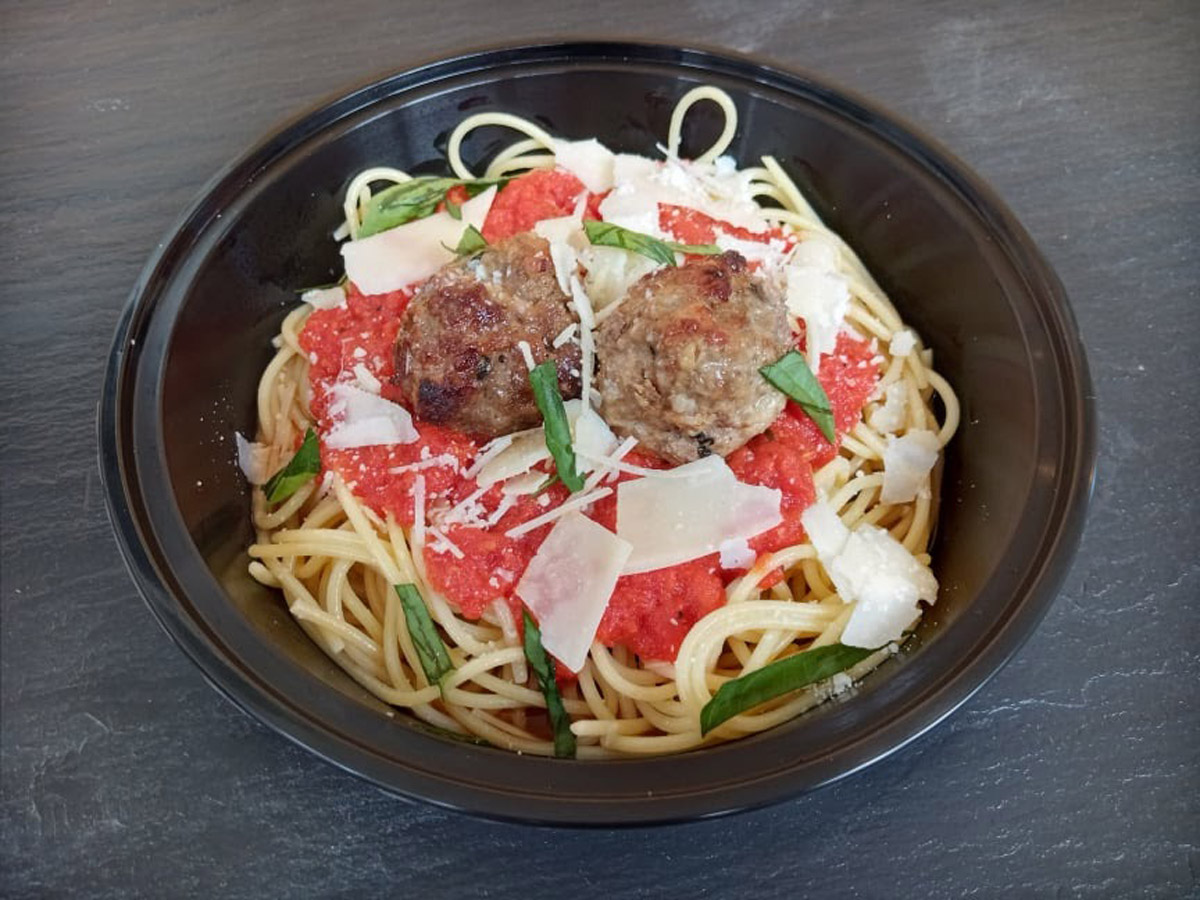 Spaghetti & meatballs, with marinara sauce and cheese