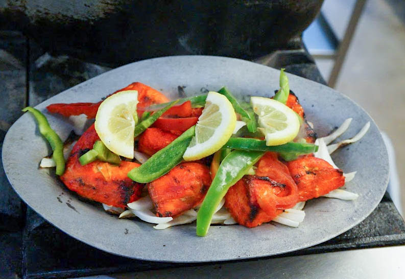 Chicken tikka with peppers, onion and lemon