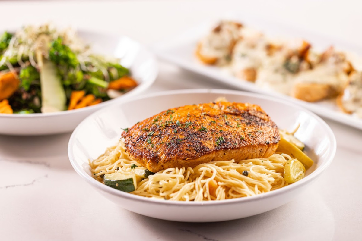 Grilled fish and spaghetti with sauce