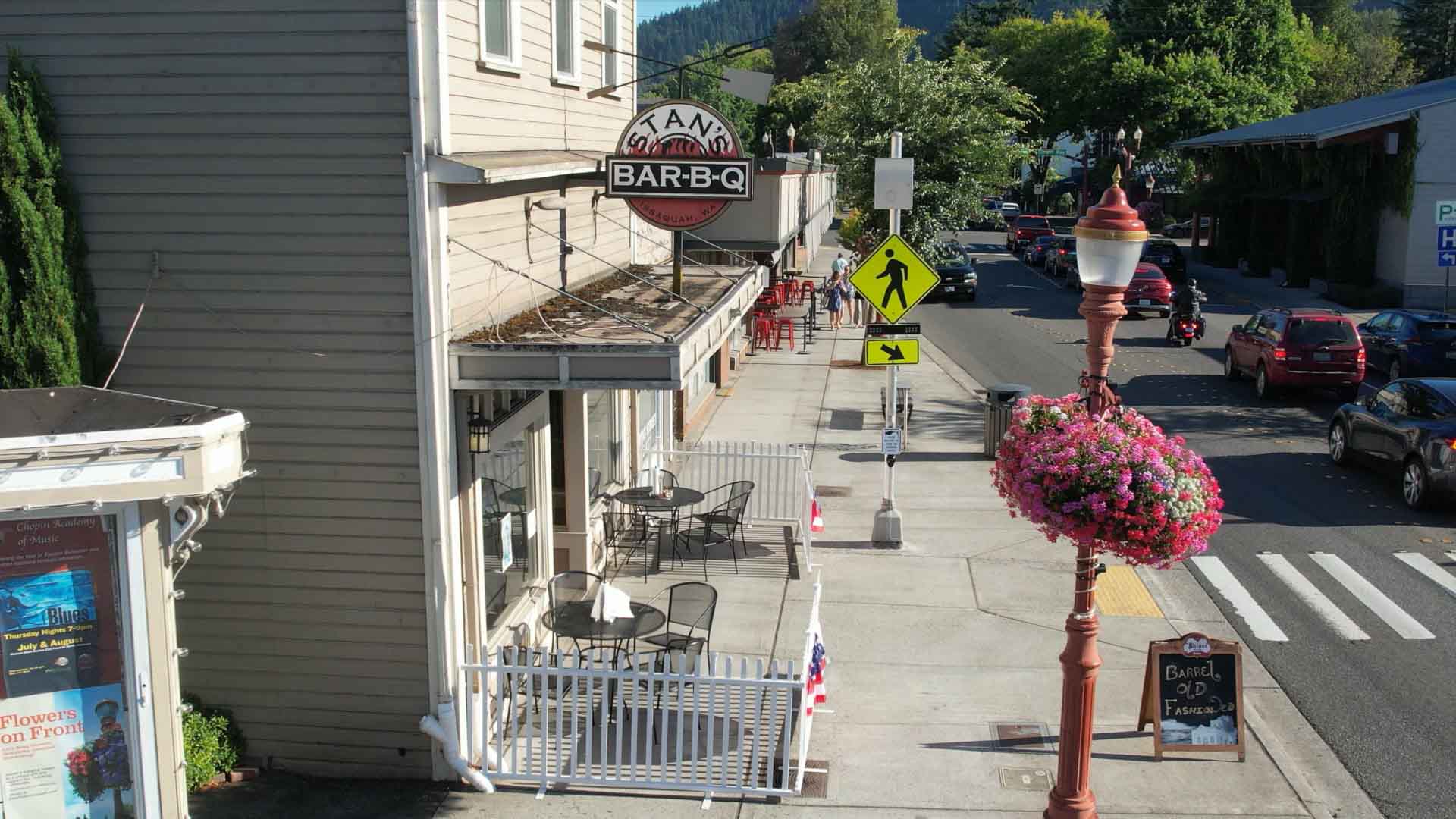 Onasi va qizi bitta dick pornosini baham korishadi Eshagida va ogzida katta sikli yigit