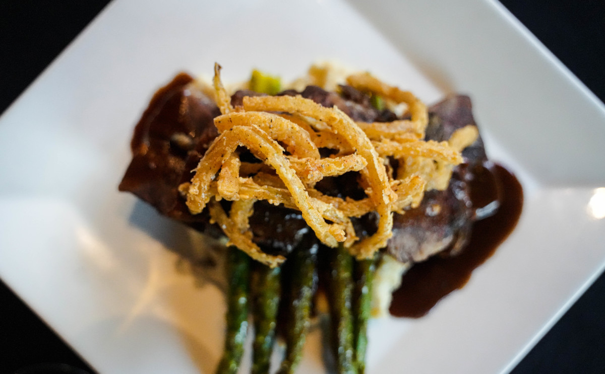 Braise beef short ribs, with crispy onion strings, mashed potatoes and asparagus