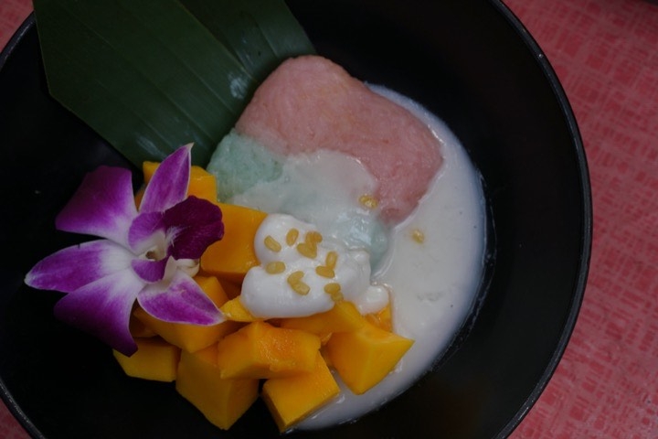 Sweet mango with sticky rice and coconut cream