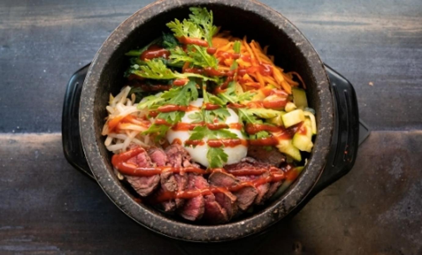 Griled beef served in a pot with vegetables